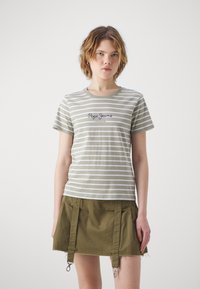 Stripet bomull T-skjorte i olivengrønn og hvit, med rund hals og brodert "Pepe Jeans London"-logo på brystet.
