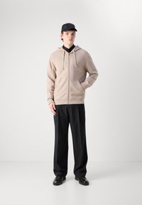 Calvin Klein Jeans LABEL ZIP THROUGH HOODIE - Majica s kapuljačom i patentnim zatvaračem - goat