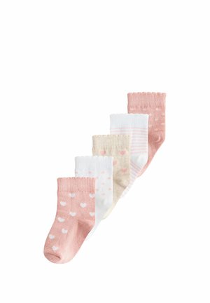 Cinq paires de chaussettes pour bébé en rose doux, blanc et beige, avec des motifs de cœur, de points et de rayures, disposées en diagonale sur un fond blanc.