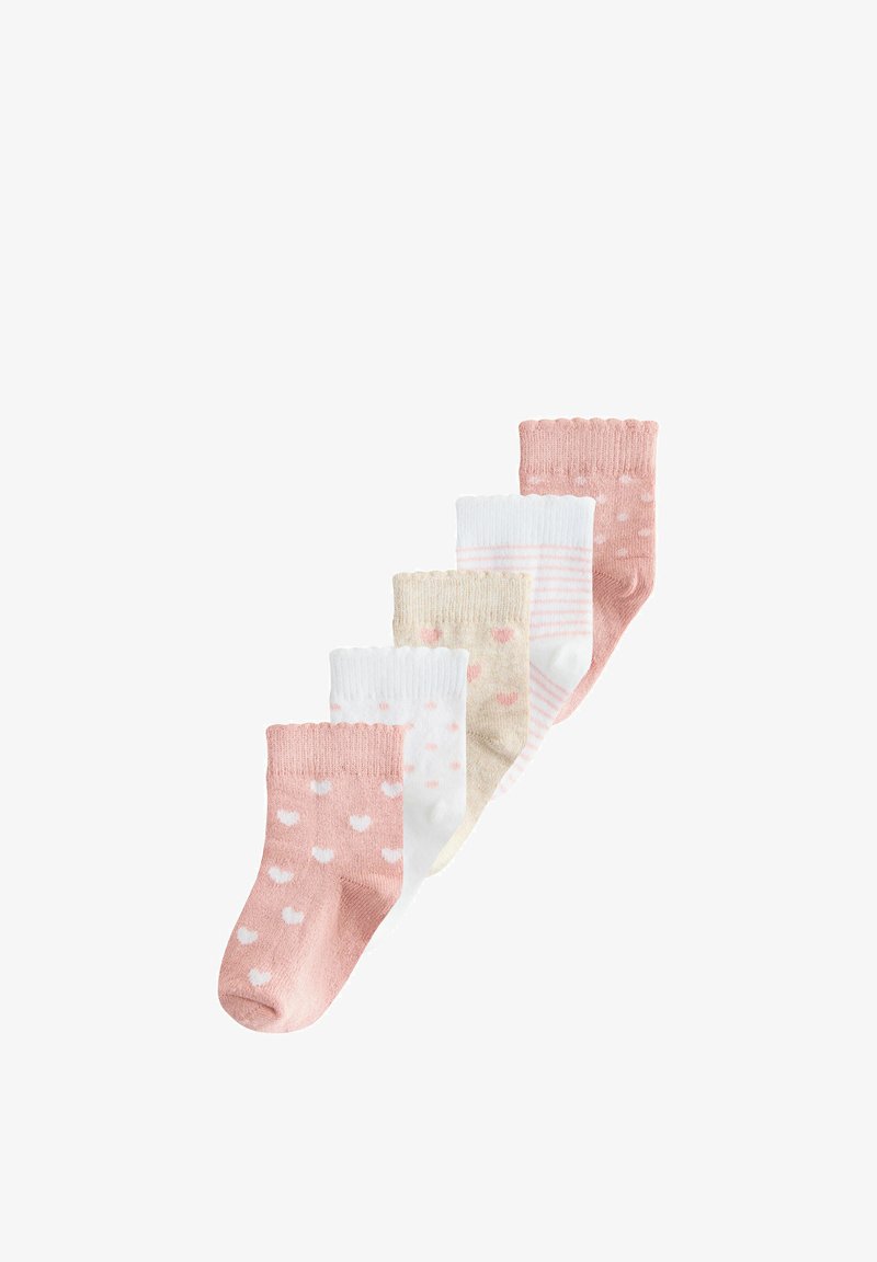 Cinco pares de calcetines para bebé en tonos suaves de rosa, blanco y beige, con patrones de corazones, puntos y rayas, dispuestos en diagonal sobre un fondo blanco.