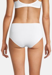 Weiße Unterwäsche mit hohem Bund, hergestellt aus glattem Material und nahtlosem Design, ausgestattet mit einem elastischen Bund und ohne sichtbare Muster oder Akzente.