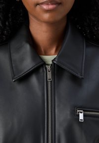 Gina Tricot Petite DISTRESSED PETITE - Casaco de pele sintética - offblack