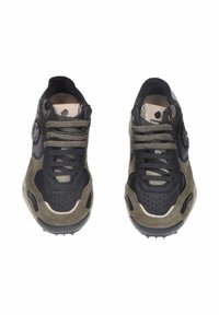 Scarpe da ginnastica nere e verde oliva con tomaia in suede e materiale sintetico, punta rotonda, dettagli perforati e lacci testurizzati.