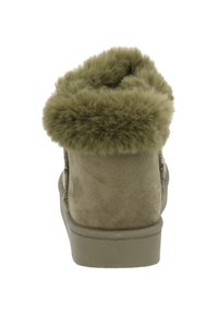 Botas de tobillo de ante verde oliva con un suave cuello de imitación de piel de pelo. Cuentan con una suela plana y un diseño redondeado, centrado en la comodidad y el calor.