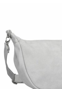 Bolso de hombro de cuero gris claro con forma curvada, que cuenta con un cierre de metal y una correa ajustable. Textura suave con acentos mínimos.
