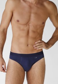 Slip da uomo blu navy con un ampio elastico in vita, caratterizzato da dettagli di cucitura sottili e un design aderente per il massimo comfort.