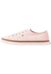Sneakers in tela rosa con suola in gomma bianca, sottopiede marrone chiaro e occhielli dorati. Presentano il logo sul lato e un design con lacci sulla parte frontale.