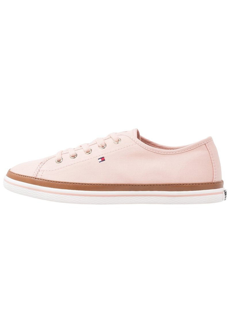 Sneakers in tela rosa con suola in gomma bianca, sottopiede marrone chiaro e occhielli dorati. Presentano il logo sul lato e un design con lacci sulla parte frontale.