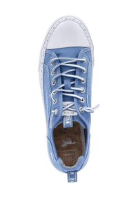 Světlomodré tenisky s bílým gumovým ochranným krytem na špičce, plochými tkaničkami a prošívanými detaily. Mají béžovou stélku s logem značky na jazyku.