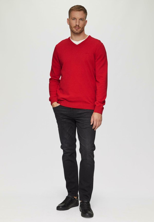 MIT LOGOSTICKERE - Strickpullover - himbeere