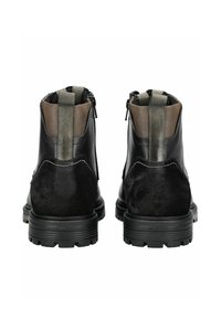 Zwarte enkelboots met een leren bovenwerk met suède accenten, gestructureerde mesh-secties, twee zijritsen en robuuste rubberen zolen.