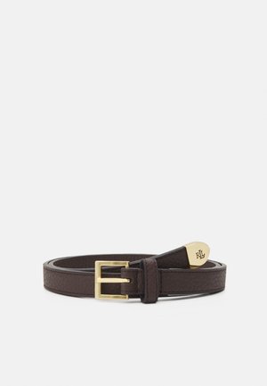 Ceinture en cuir texturé marron foncé avec boucle rectangulaire dorée et embout doré gravé des lettres "RL", enroulée sur un fond uni.