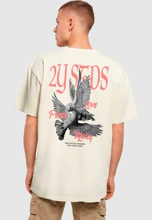 PEACE LOVE MERCY TEE - Print T-shirt - sand