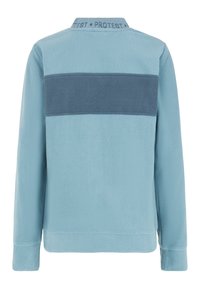 Veste polaire bleu clair avec une bande horizontale bleu foncé sur le haut du dos et le texte ""PROTEST"" sur le col.