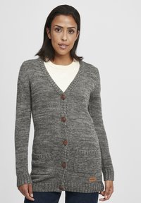 Grauer Strickcardigan mit V-Ausschnitt, langen Ärmeln, fünf braunen Knöpfen, zwei vorderen Taschen und einem kleinen Logo-Patch am Saum.