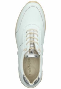 Sneaker bianco in pelle con finitura liscia, dettagli in argento sulla punta e sulla linguetta, lacci beige e interno imbottito.