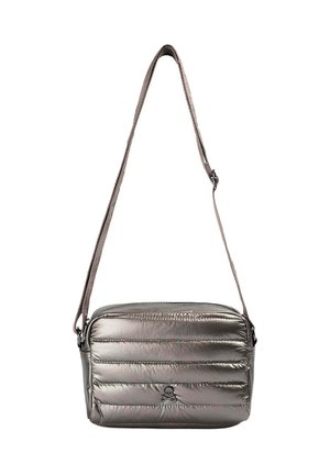 Bolso pequeño metálico plateado acolchado con correa ajustable y un sutil emblema de calavera en el centro delantero.