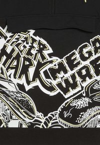 Illustrazione in stile fumetto con la frase "Mega Wires" in lettere grasse e dettagli grafici raffinati in bianco e nero con accenti gialli su tessuto.