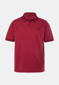 Červené polo tričko vyrobené z jemného směsového bavlněného materiálu, s límečkem, tříknoflíkovou légou a černým vyšívaným logem "M" na hrudi.