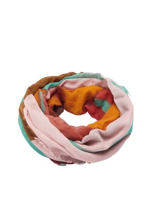 Lekki, wielokolorowy szal z szerokimi paskami w kolorze pomarańczowym, różowym, morskim, brązowym i czerwonym, luźno zwinięty na białym tle.