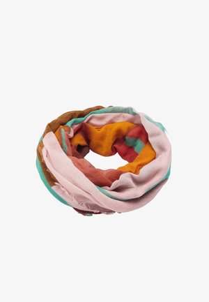 Lekki, wielokolorowy szal z szerokimi paskami w kolorze pomarańczowym, różowym, morskim, brązowym i czerwonym, luźno zwinięty na białym tle.