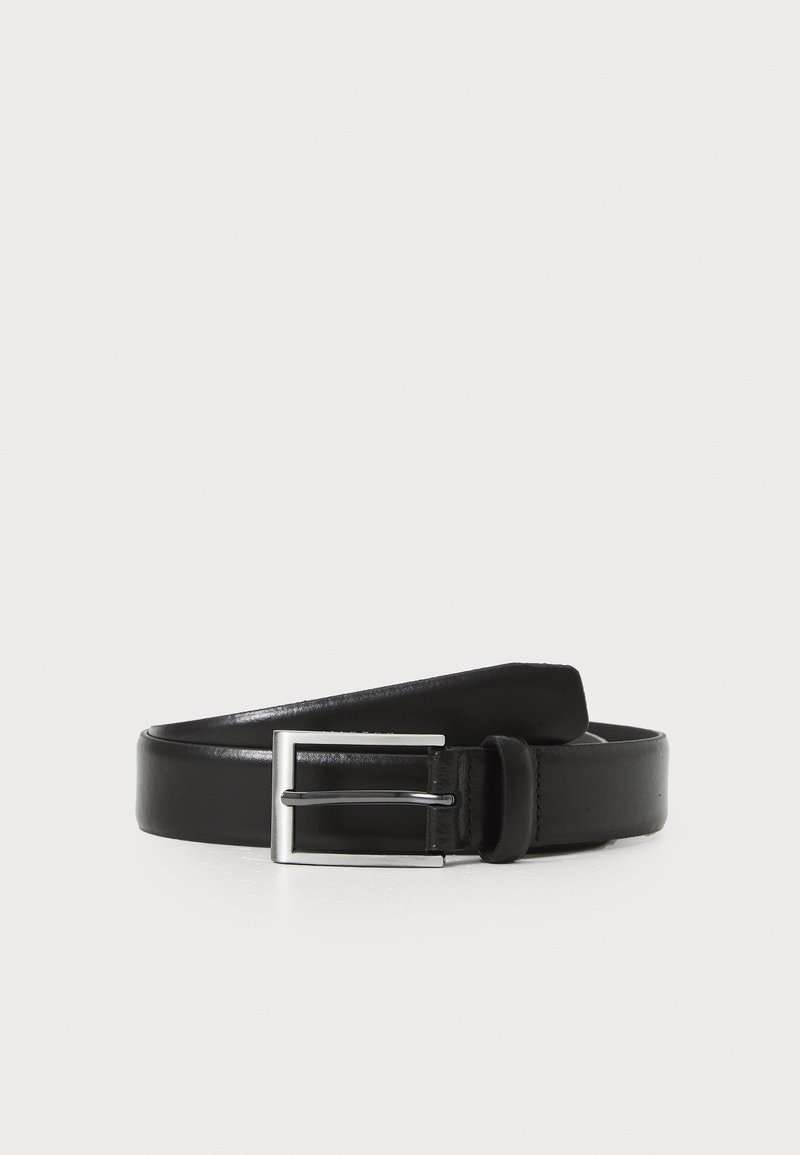 Cinto de couro preto com uma textura suave, apresentando uma fivela retangular de metal prateado e um design elegante. As extremidades afunilam para uma forma arredondada.