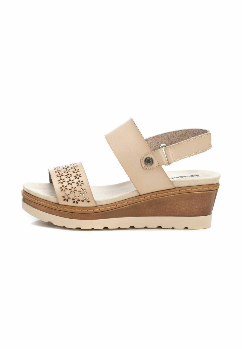 Sandalias de cuña beige con diseño floral perforado en la corredera, hebilla ajustable en el tobillo y suela texturizada, que cuenta con una plantilla suave.