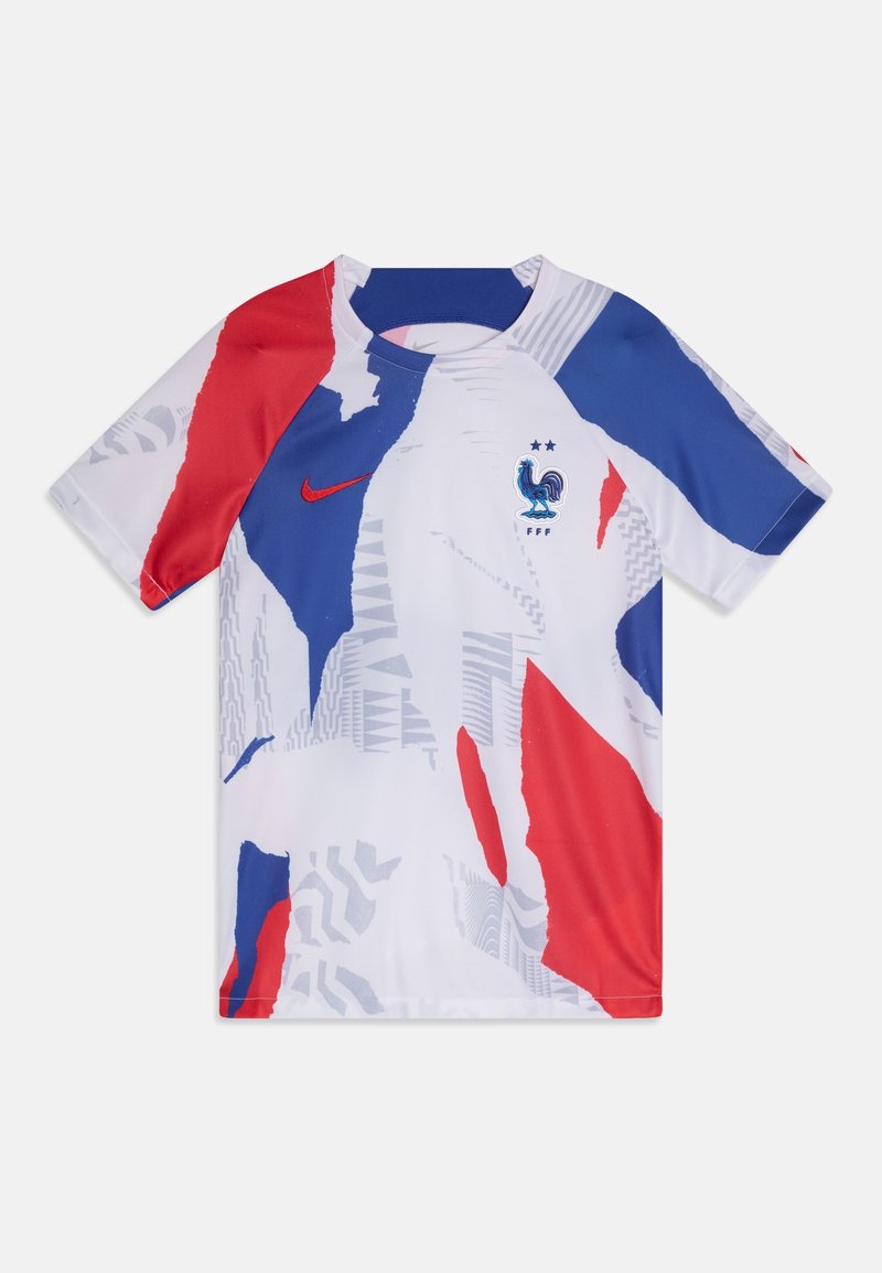 Camiseta de fútbol blanca de manga corta con patrones abstractos en rojo, azul y gris, con un emblema de gallo azul y el logo de Nike en el frontal.