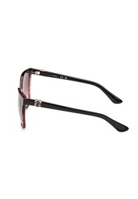 Des lunettes de soleil avec une monture noire et des verres teintés de vin, présentant une finition brillante et un accent en métal du logo sur les branches.