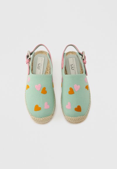 Zöld vászon espadrille cipők rózsaszín részletekkel, hímzett szívekkel rózsaszín, narancs és barna színekben. Espadrille talp juta díszítéssel.