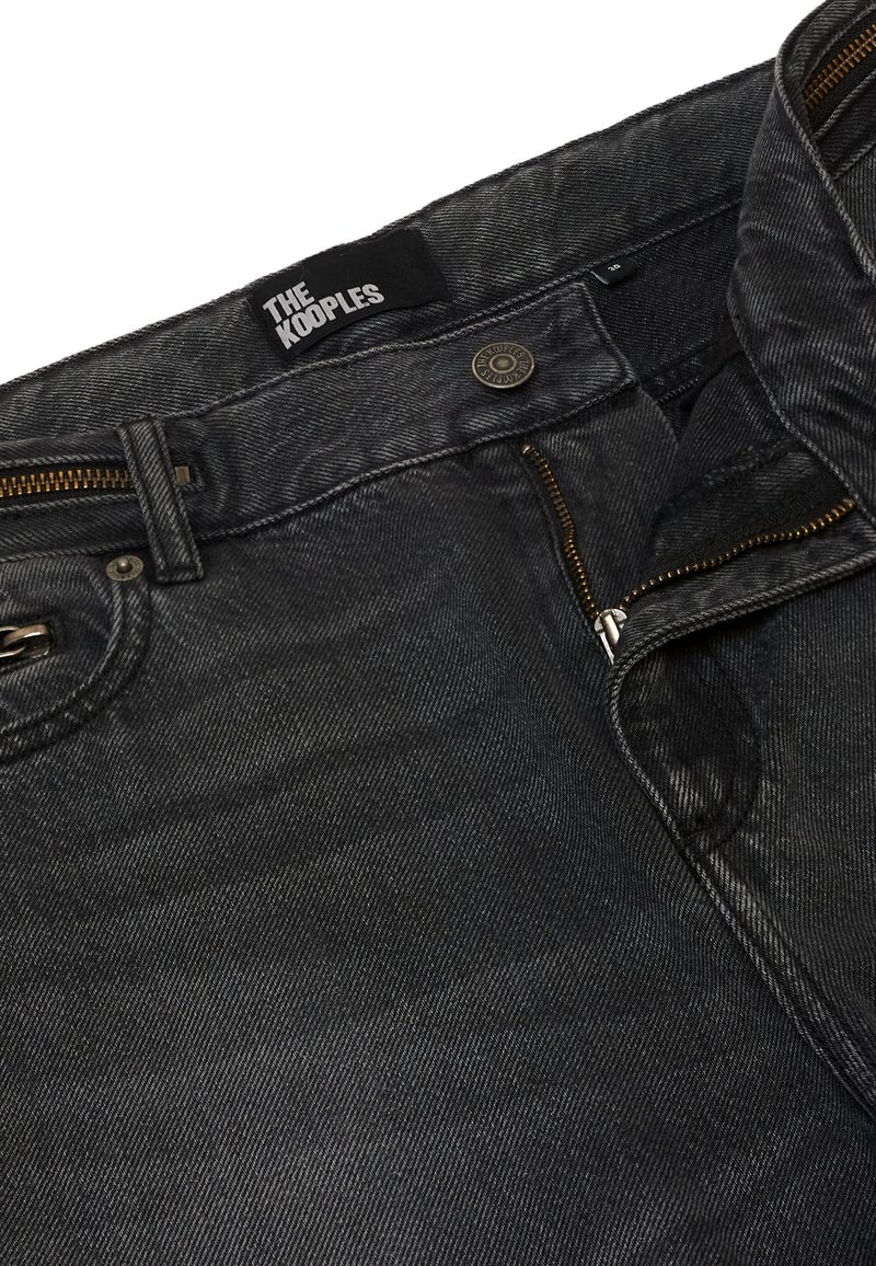 Schwarze Jeans aus Denim mit einem Reißverschluss und Knopfverschluss an der Vorderseite. Verfügt über ein Logo-Tag im Innenbund und strukturierter Stoff.