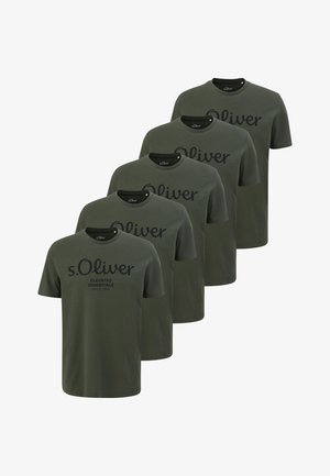 Pięć oliwkowozielonych koszulek z krótkim rękawem z czarnym napisem „s.Oliver Elevated Essentials Since 1969” nadrukowanym na przodzie.