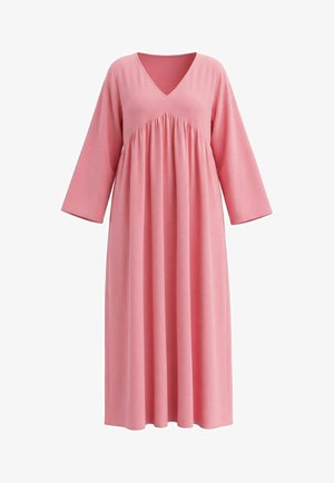 Roze midi-jurk met lange mouwen, V-hals en een gerimpelde taillenaad, met een losse, vloeiende silhouet.