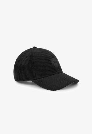 Gorra de pana negra con una superficie texturizada, visera curva y un parche circular con logo en la parte frontal. Correa ajustable clásica en la parte trasera.