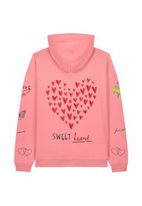 Roosa kapuutsiga pusa, millel on suur punane süda, mida kaunistavad väiksemad südamed ja tekst "SWEET heart." Varrukatel on liblikate ja lillede kujundused.