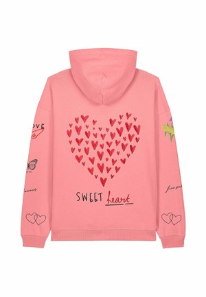 Vaaleanpunainen huppari, jossa on suuri punainen sydängrafiikka, jota korostavat pienemmät sydämet ja teksti "SWEET heart". Hihoissa on perhos- ja kukkasuunnittelua.