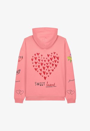 Sudadera rosa con un gran gráfico de un corazón rojo, acentuado por corazones más pequeños, y el texto "SWEET heart". Presenta diseños de mariposas y flores en las mangas.