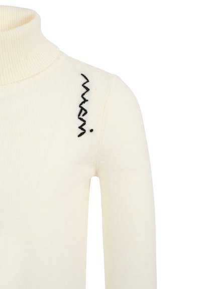 Maglione a collo alto in crema con texture a coste, impreziosito da accenti neri ricamati sulle spalle, realizzato in un morbido tessuto elasticizzato.