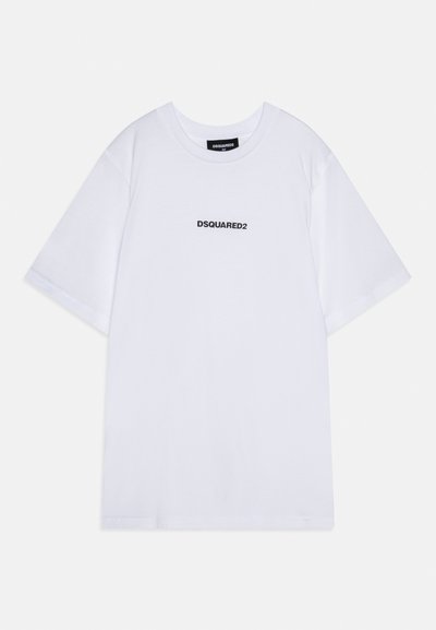 T-shirt bianca a maniche corte con scollo rotondo, con la scritta "DSQUARED2" stampata in nero al centro del petto.