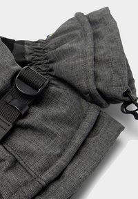 Borsa in tessuto grigio con superficie texturizzata, fibbia nera regolabile e parte superiore arricciata. Include chiusura con coulisse e design a strati.