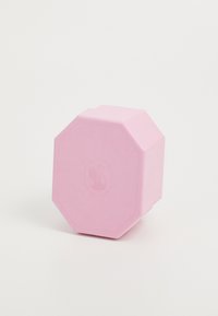 Scatola ottagonale rosa realizzata in carta texturizzata con un logo in rilievo su un lato. Bordi lisci e una leggera lucentezza sulla superficie.