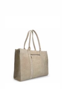 Beige suède totebag met twee lange handvatten, een ritsvak aan de voorkant, gestructureerd ontwerp en zichtbare stiksels.