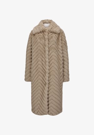 Langer beiger Kunstpelzmantel mit Chevron-Muster, breitem Kragen und langen Ärmeln.