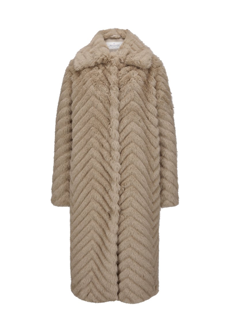 Langer beiger Kunstpelzmantel mit Chevron-Muster, breitem Kragen und langen Ärmeln.