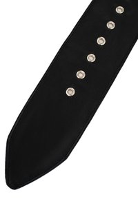 Ceinture en cuir noir avec une extrémité effilée, dotée de six œillets en argent régulièrement espacés le long de sa longueur. Texture lisse, sans motifs visibles.