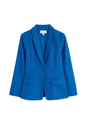 Blazer blu con un bottone, colletto a revers e due tasche a pattina frontali, vestibilità tailored, esposto su uno sfondo bianco.