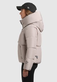 Helle rosa Daunenjacke mit großer Kapuze, Reißverschluss und zwei Fronttaschen. Sie hat eine glatte Textur und schwarze Hardware-Details.