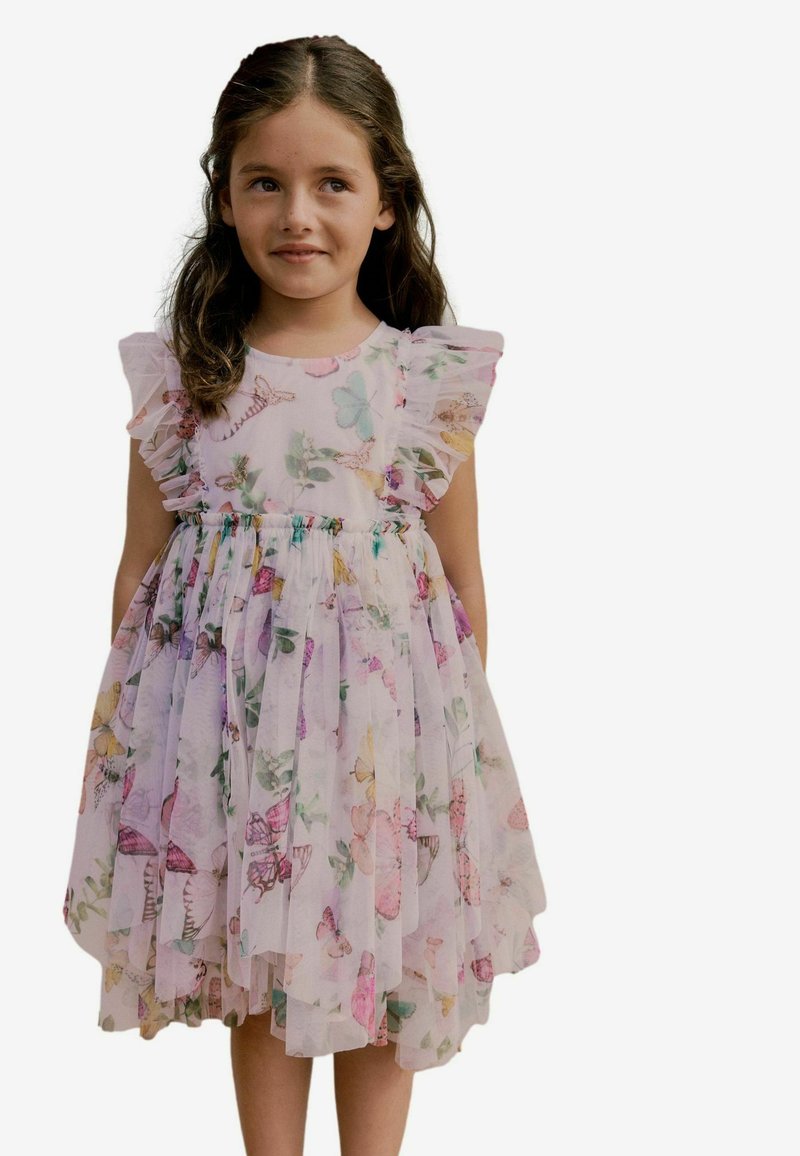 Bloemjurk met ruches aan de mouwen, gemaakt van lichte stof. Kenmerkt zich door vlinders in roze, groen en paars, met een geplooide taille.