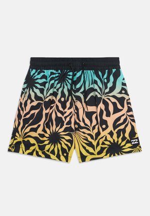 Herre badeshorts med sort elastisk talje, sort snor og flerfarvet abstrakt solstrålemønster i blå, fersken og gul gradient.
