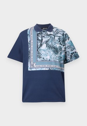Polo de manga curta azul-marinho com um estampado floral colorido de um lado, colarinho texturizado e detalhes do logótipo acentuados ao longo da costura.